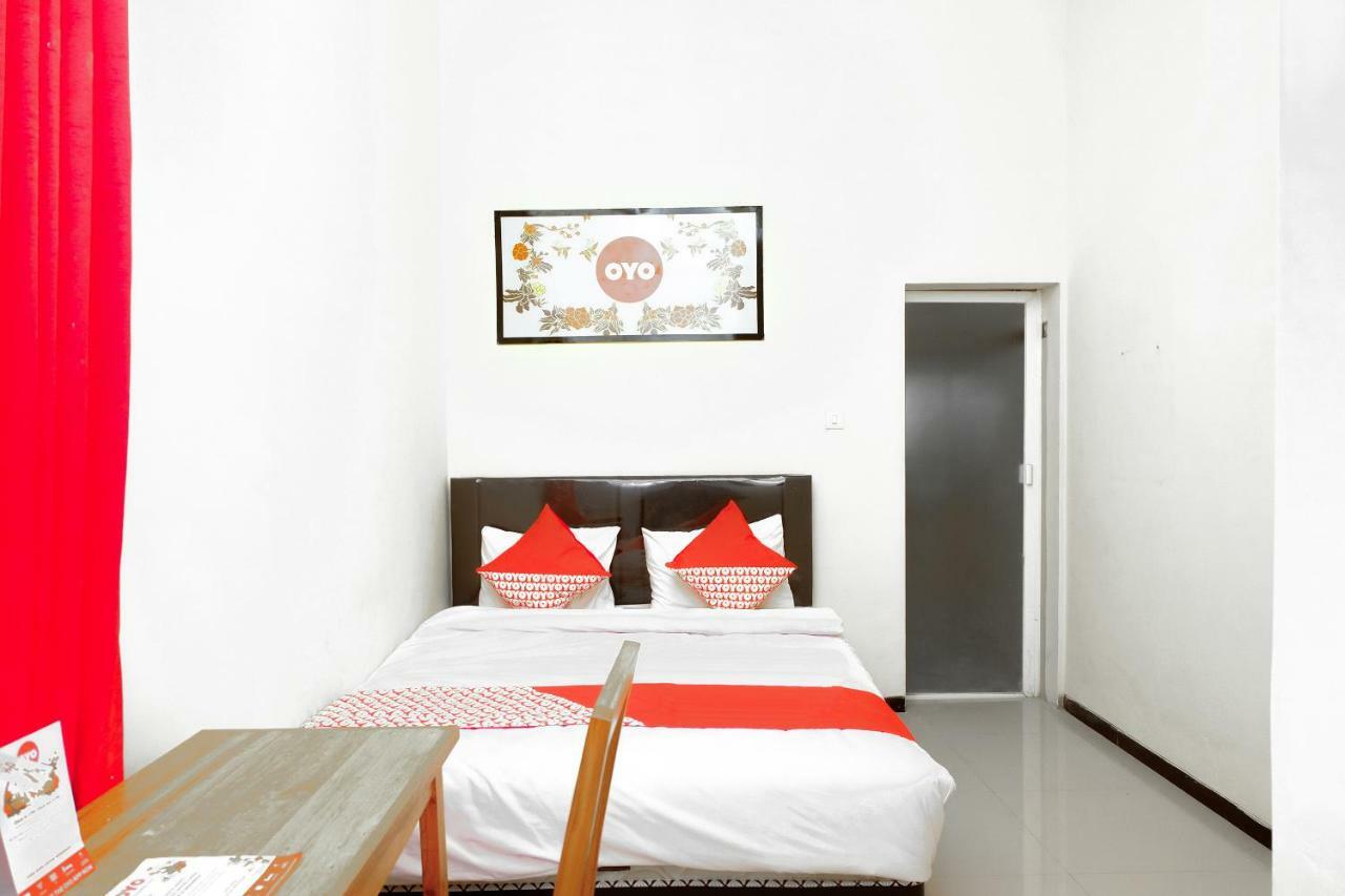 Oyo 314 Emas 23 Guest House Syariah Маланг Екстериор снимка