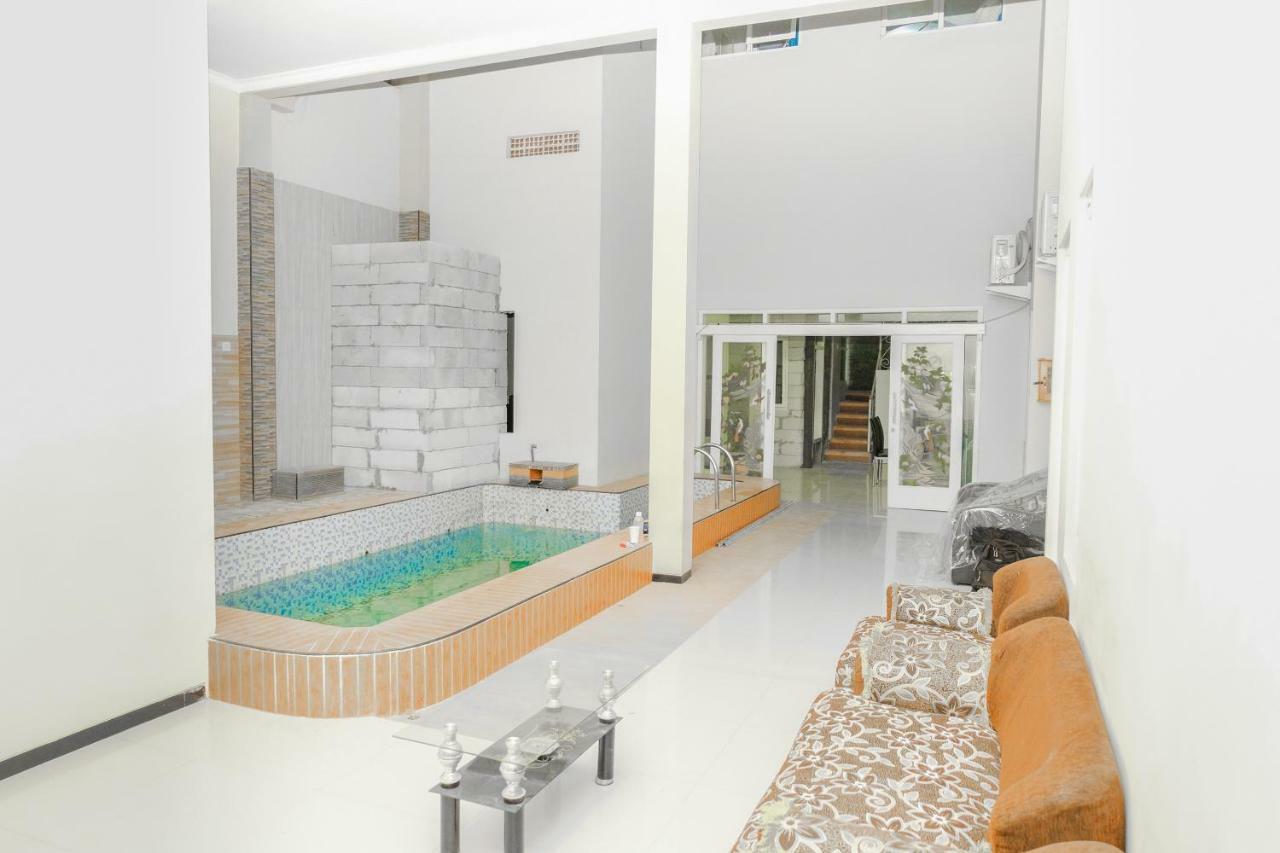 Oyo 314 Emas 23 Guest House Syariah Маланг Екстериор снимка