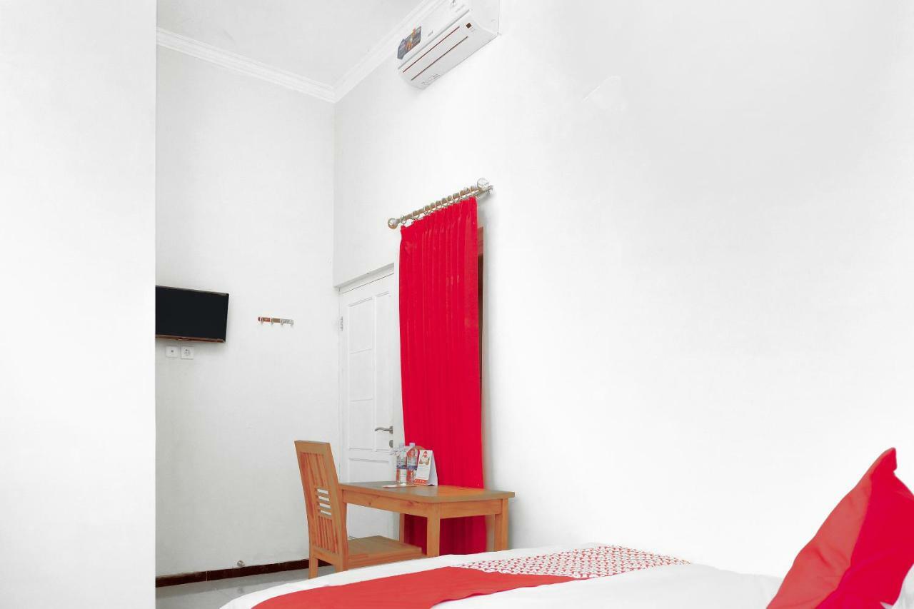 Oyo 314 Emas 23 Guest House Syariah Маланг Екстериор снимка